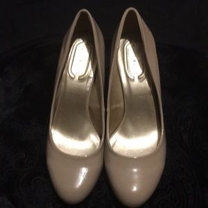 BANDOLINO TAN HEELS